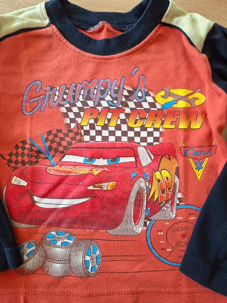 Červené tričko s modrými rukávmi, 92