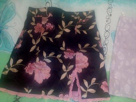 Čierna suknička s kvetmi - veľ. 36, s