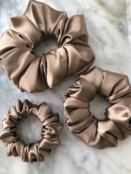 Saténová gumička scrunchie coffee, 