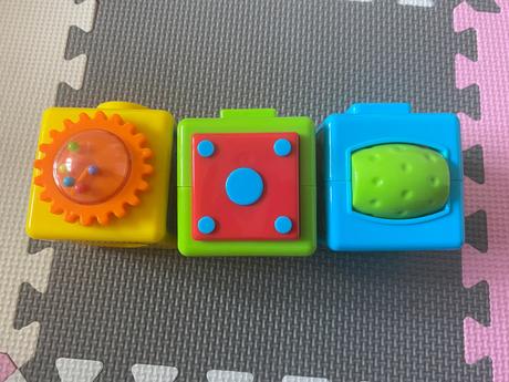 Pestrofarebné kocky abc,