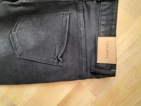 Kvalitné čierne rifle so zipsami na členkoch, 28