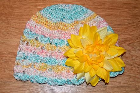 Háčkovaná čiapočka s kvetom, <50 - 158