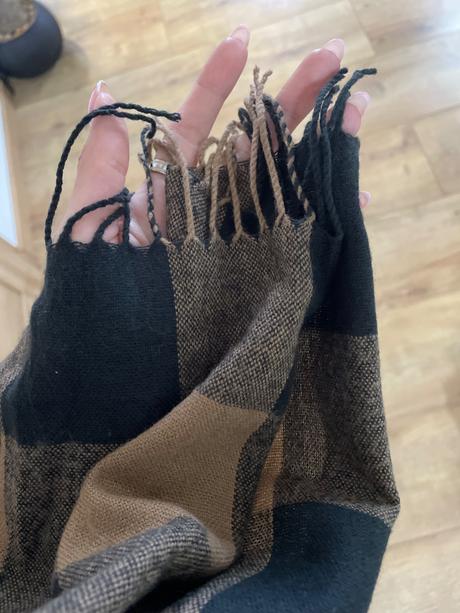 Tenší hnedočierný šál, 