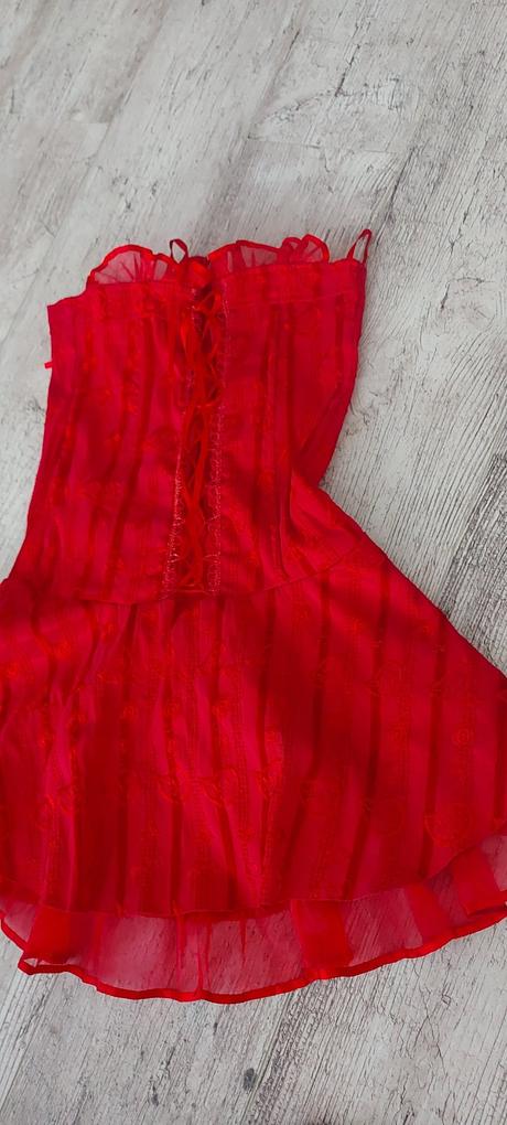 Šaty s bolerkom vhodné i na ples i na redovy tanec, s