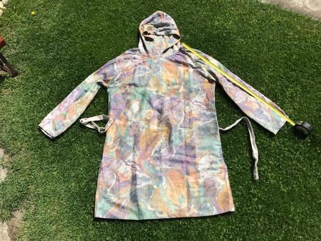 Krásne športové šaty s kapucňou, m