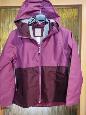 Vodeodolná a vetruodolná bunda, turistická, quechua,140