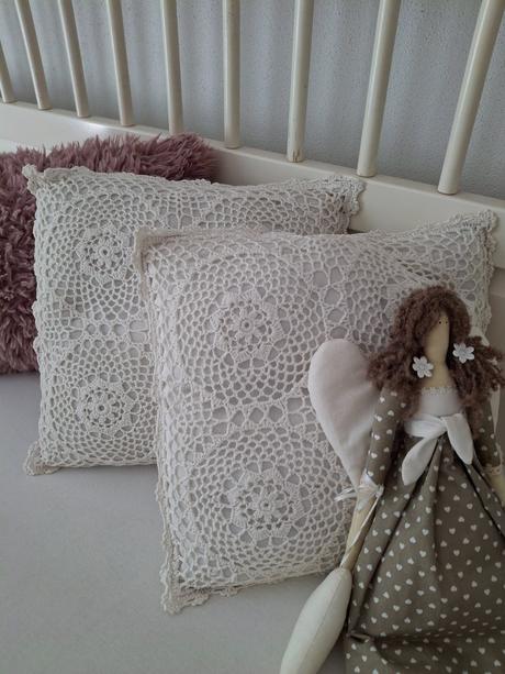 2ks bielucke hackovane obliecky na vankuse, v prip, 