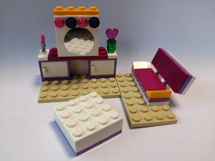 Lego izba, stolík so zrkadlom, sedačka, gauč, 