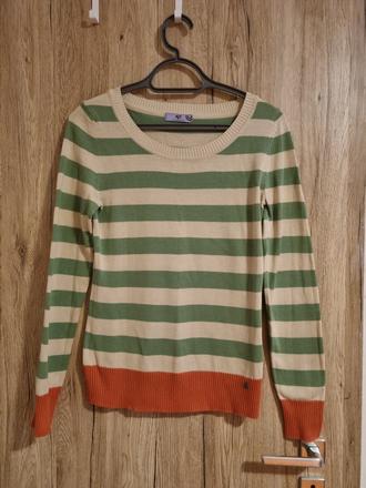 Minimalne noseny svetrík, s