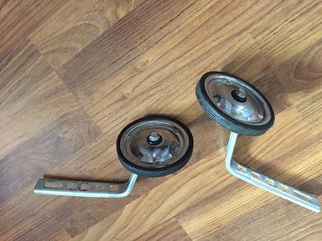 Predam pomocné železné  kolieska, 