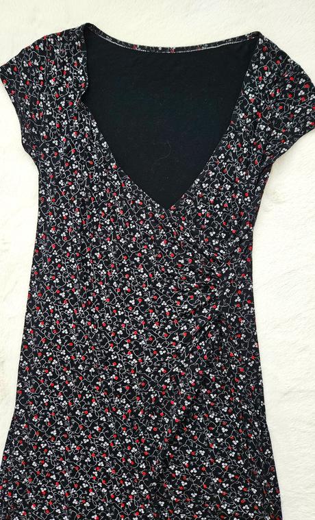 Čierne elastické dámske šaty s prekrytým rozparkom, m