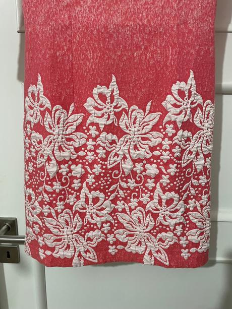 Ružové vzorované šaty, s