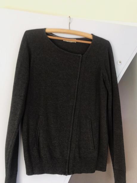 Svetrík s asymetrickým zipsom, l