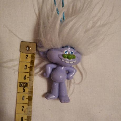 Fialový trblietavý troll,