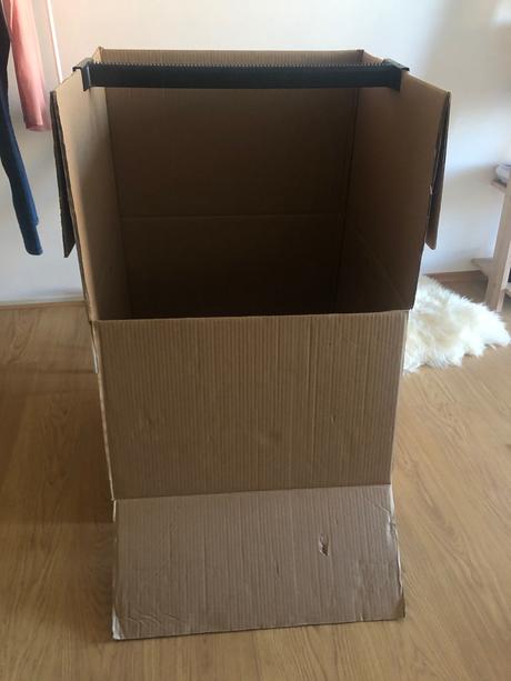 Krabica s vesiakom na saty box na saty, 