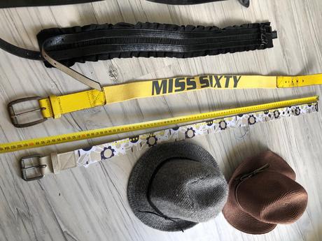 Rôzne opasky klobúky, 