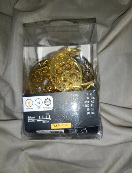 Zlatý svietiaci mesiac, 