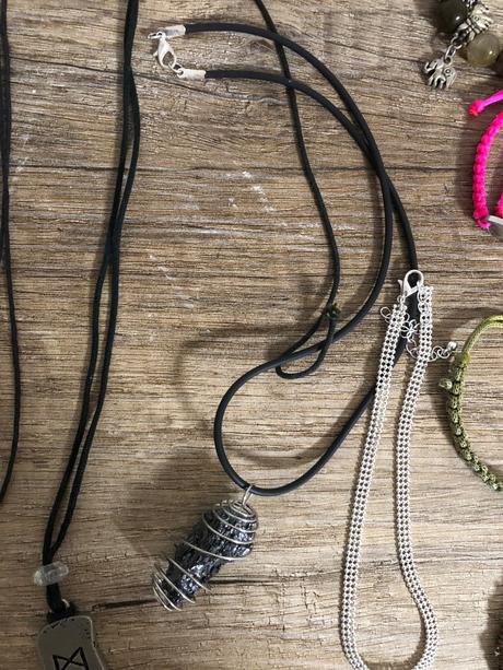 Sada náhrdelníkom, náušníc, prsteňov a náramkov,