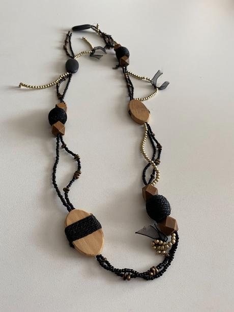 Krásny náhrdelník - čierno - dreveno - zlatý, 