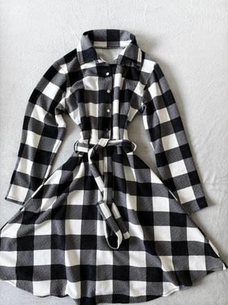 Čierno-biele kárované šaty s opaskom, s