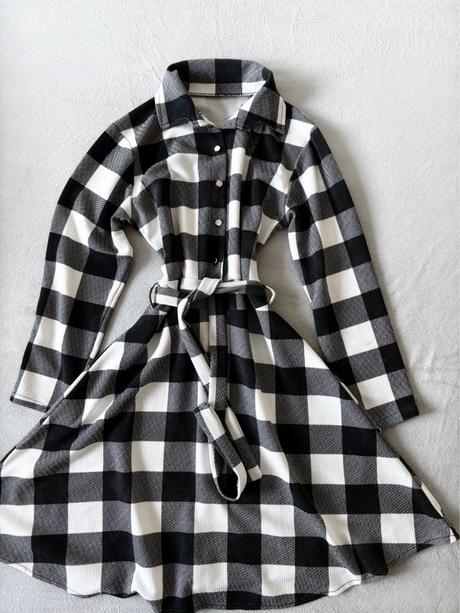 Čierno-biele kárované šaty s opaskom, s