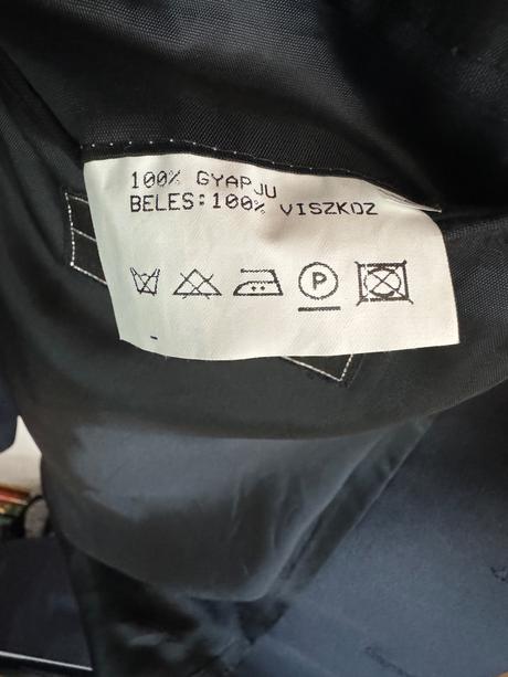 Pekný čierny oblek, 60