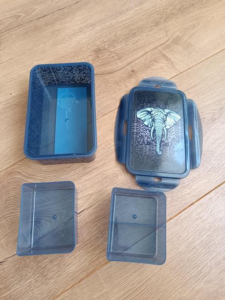 Desiatoby box slon,