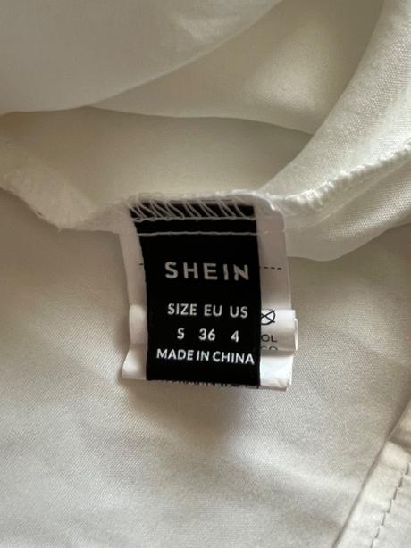 Saténové šaty s pierkami na rukávoch, s