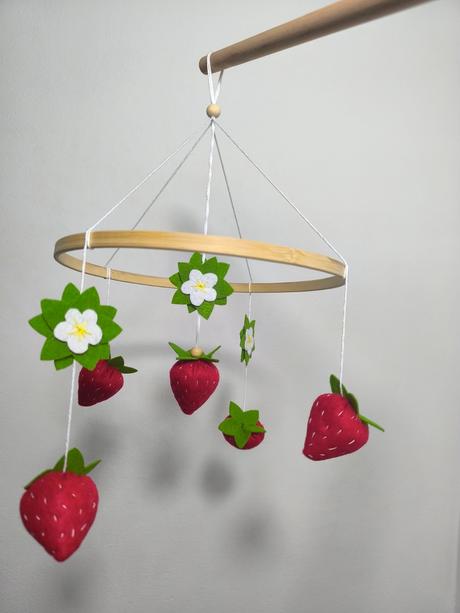 Kolotoč nad postieľku jahôdky, 