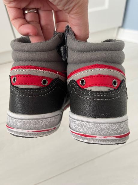 Členkové tenisky, 29