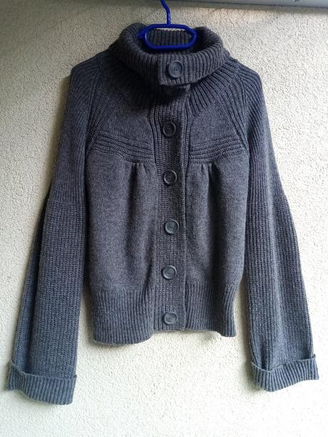 Šedý hrubý sveter s väčšími gombíkami značky h&m, h&m,xs