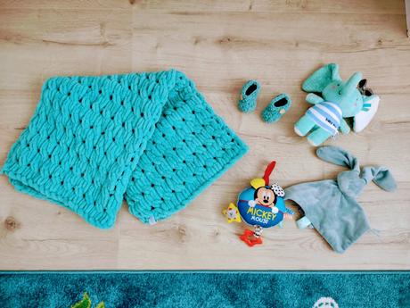 Hačkovana puffy tyrkysova deka s papuckami a hračk, 