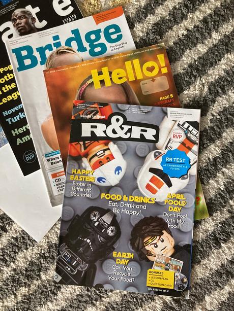 Mix anglických časopisov a mapa, 