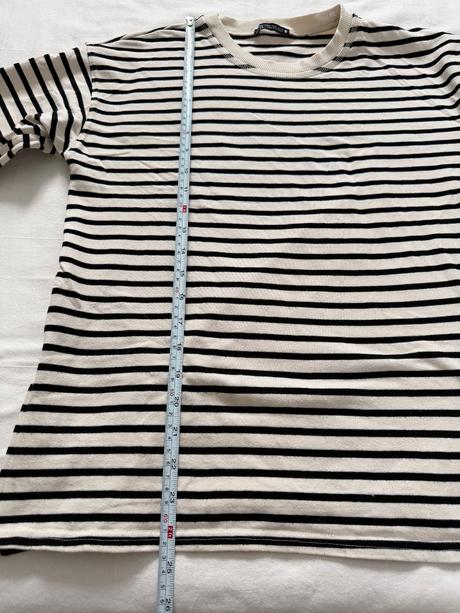 Krémová mikina s čiernymi vodorovnými pruhmi zo za, zara,m