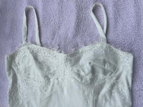 Šaty s jemnou čipkou, l