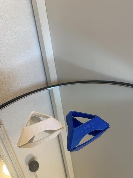 Biely stojan na rubikove kocky top stav, 