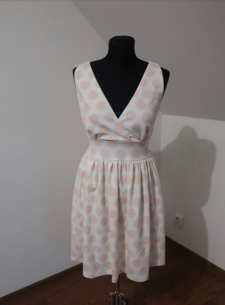 Ružové bodkované šaty, s