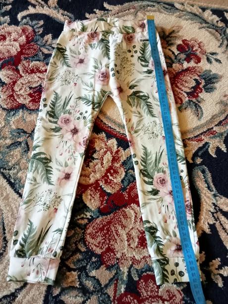 Teplejšie kvetované tepláčiky, 104