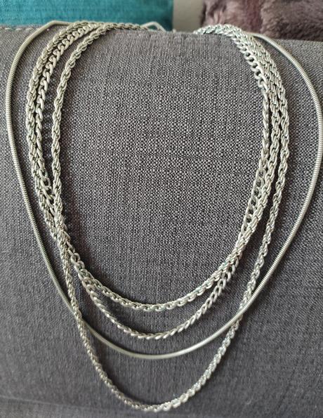 Strieborný náhrdelník z viacerých retiazok, 