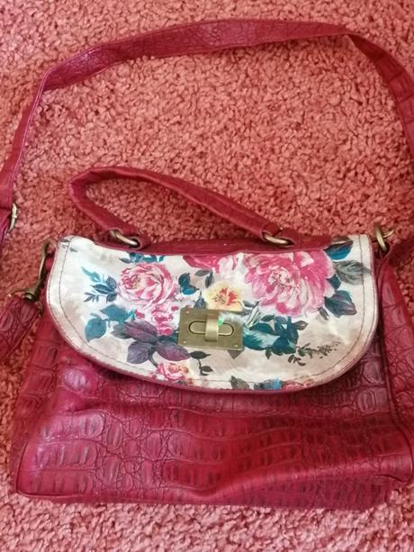 Červená kabelka so vzorom, 