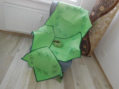 Zelené konáriky na plátne-ručne vyšitý set obrusov, 