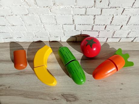 Krájacie plastové a drevené ovocie a zelenina,