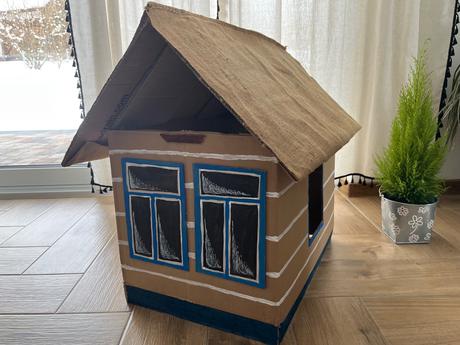 Karnevalová maska- drevenica/chalúpka, 