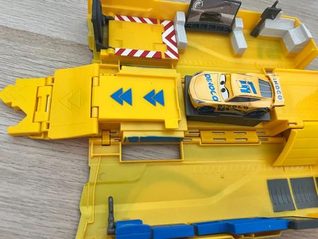 Mattel cars 3 transportér dinoco,