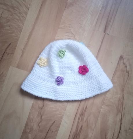 Háčkovaná čiapočka ( klobúčik) s kvetinkami 86/92, 86