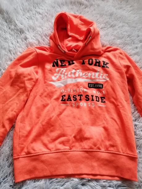 Oranžová mikina, 146