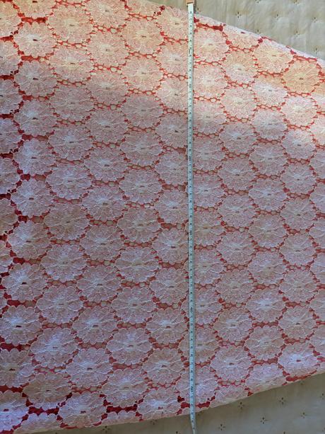 Na mieru šité šaty, m