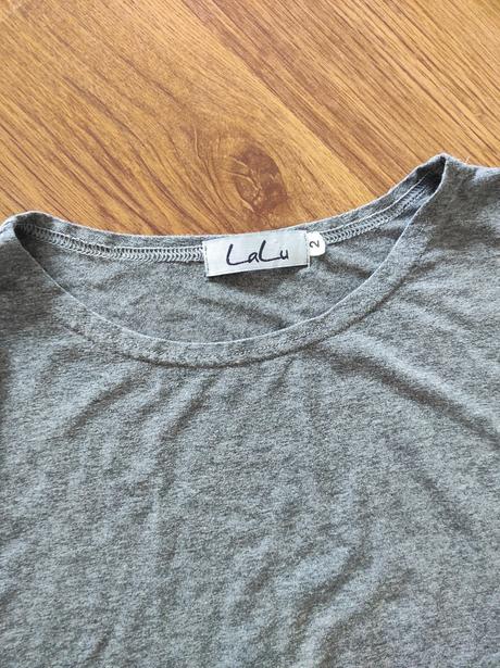 Zaujímavo strihané šaty, s