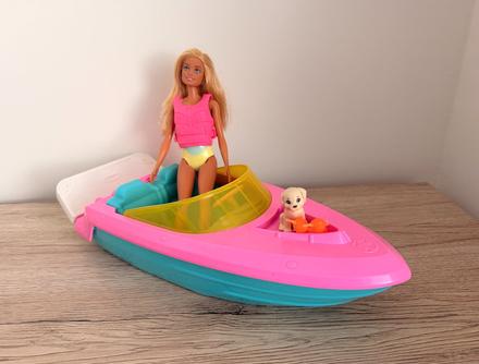 Barbie komplet sada ružový motorový čln s bábiko, 