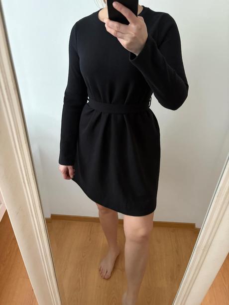 Čierne, svetríkové šaty s dlhým rukávom, s